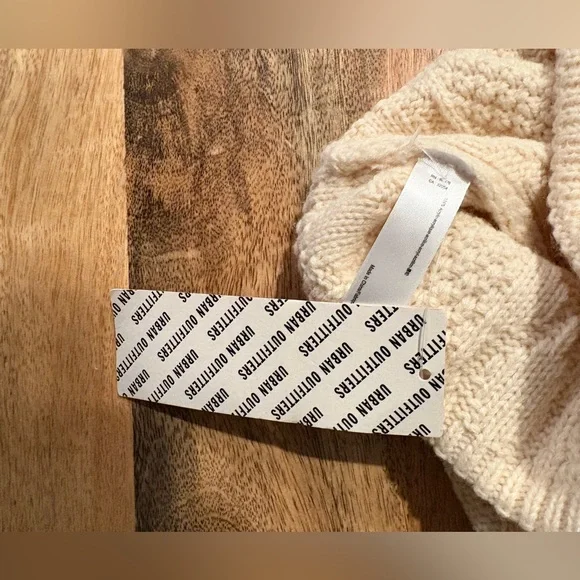 New Urban Outfitters pom Beanie - Picture 3 of 4